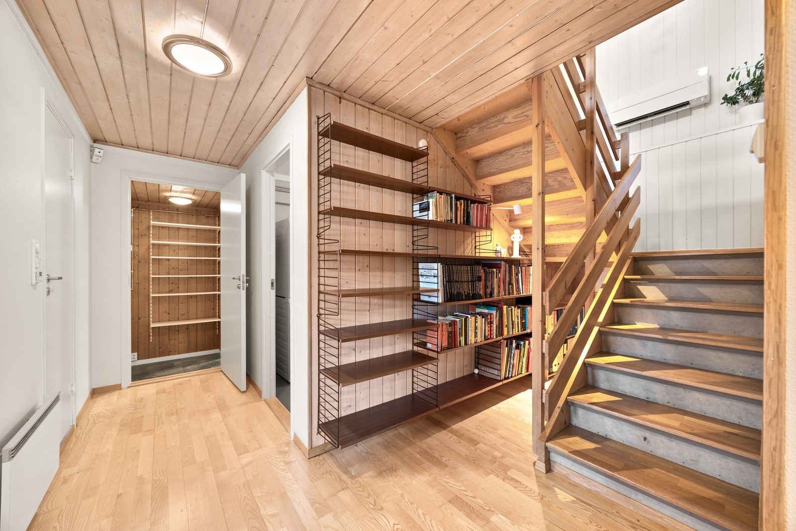 Via et lyst trapperom tar vi turen ned i boligens underetasje. I trapperommet er det installert en luft-til-luft varmepumpe fra 2022. Galleribilde