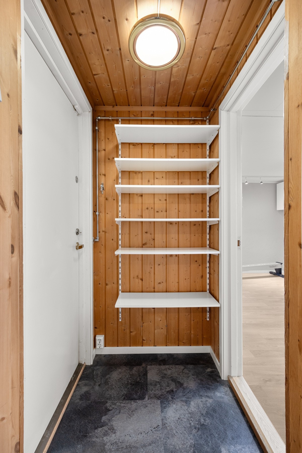 Via en mellomgang ved kontoret i underetasjen er det adkomst ut i hagen på østsiden av huset. Galleribilde