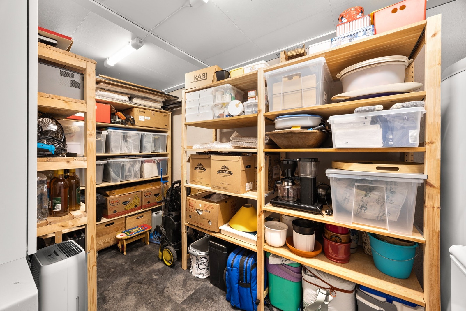 Boligen har godt med lagringsplass i to inneboder og i en utebod. Her er en stor, praktisk innvendig bod med adkomst fra kontorrommet. Galleribilde