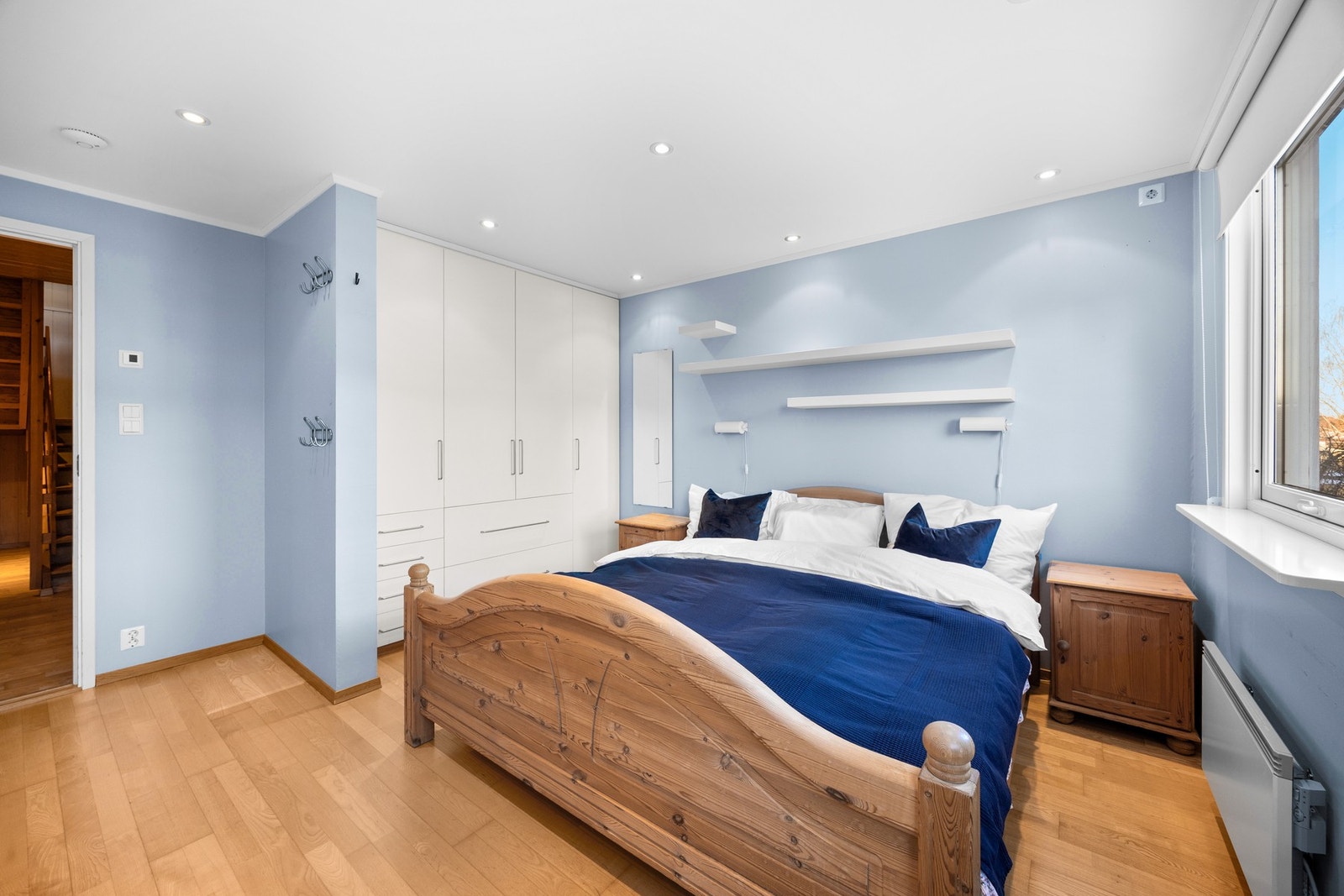Her er det fin plass til å innrede med dobbeltseng og nattbord. Godt med lagringsplass i garderobeskap. Galleribilde
