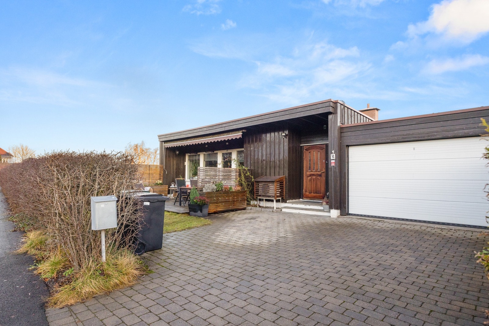 Beliggenheten er særdeles attraktiv og barnevennlig, rett ved populære Østensjø skole, og med kort gangavstand til barnehager, T-bane, idrettsanlegg, matbutikker og turområder. Galleribilde