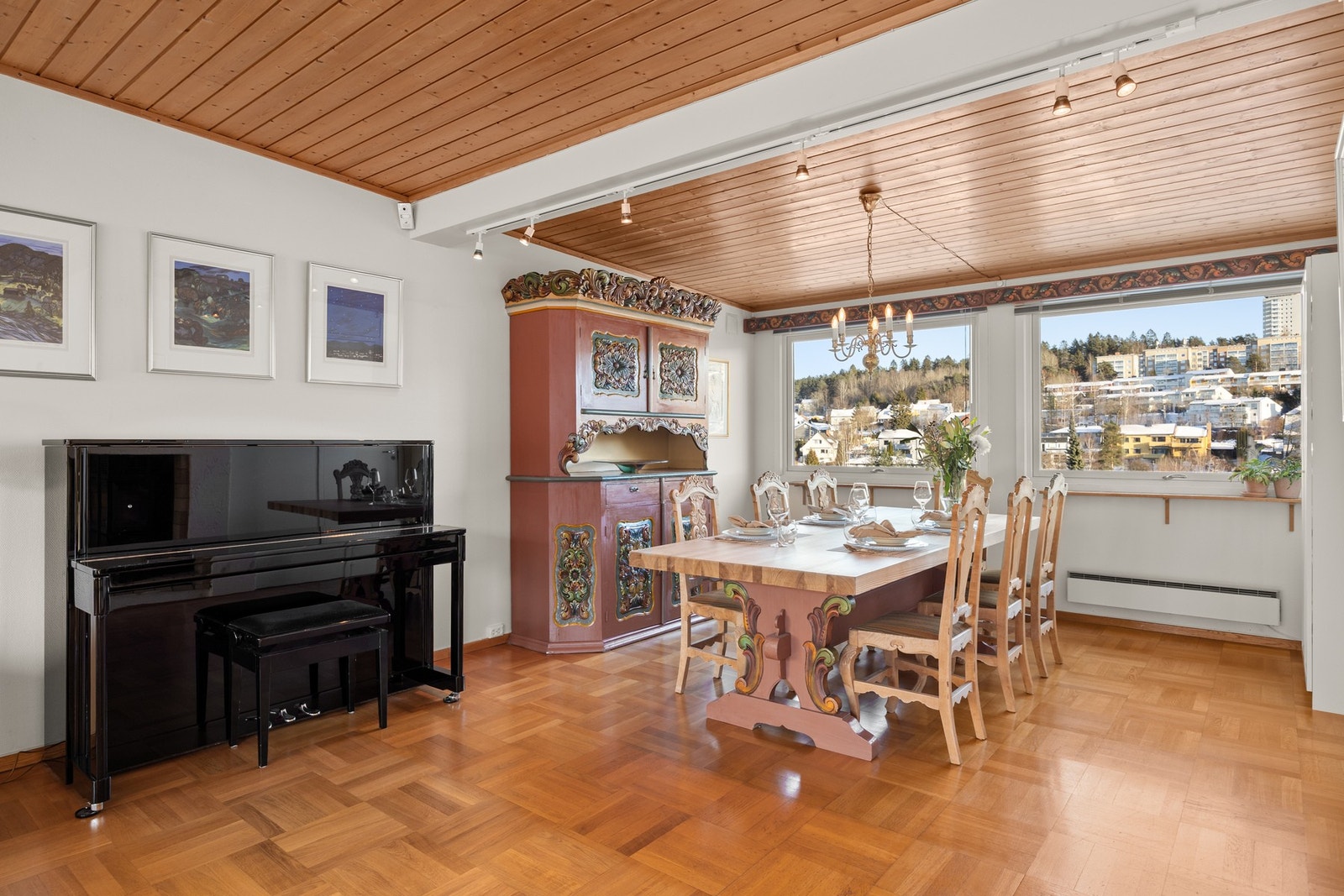 I sonen mellom stuen og kjøkkenet passer det perfekt å innrede med en spisestue. Galleribilde