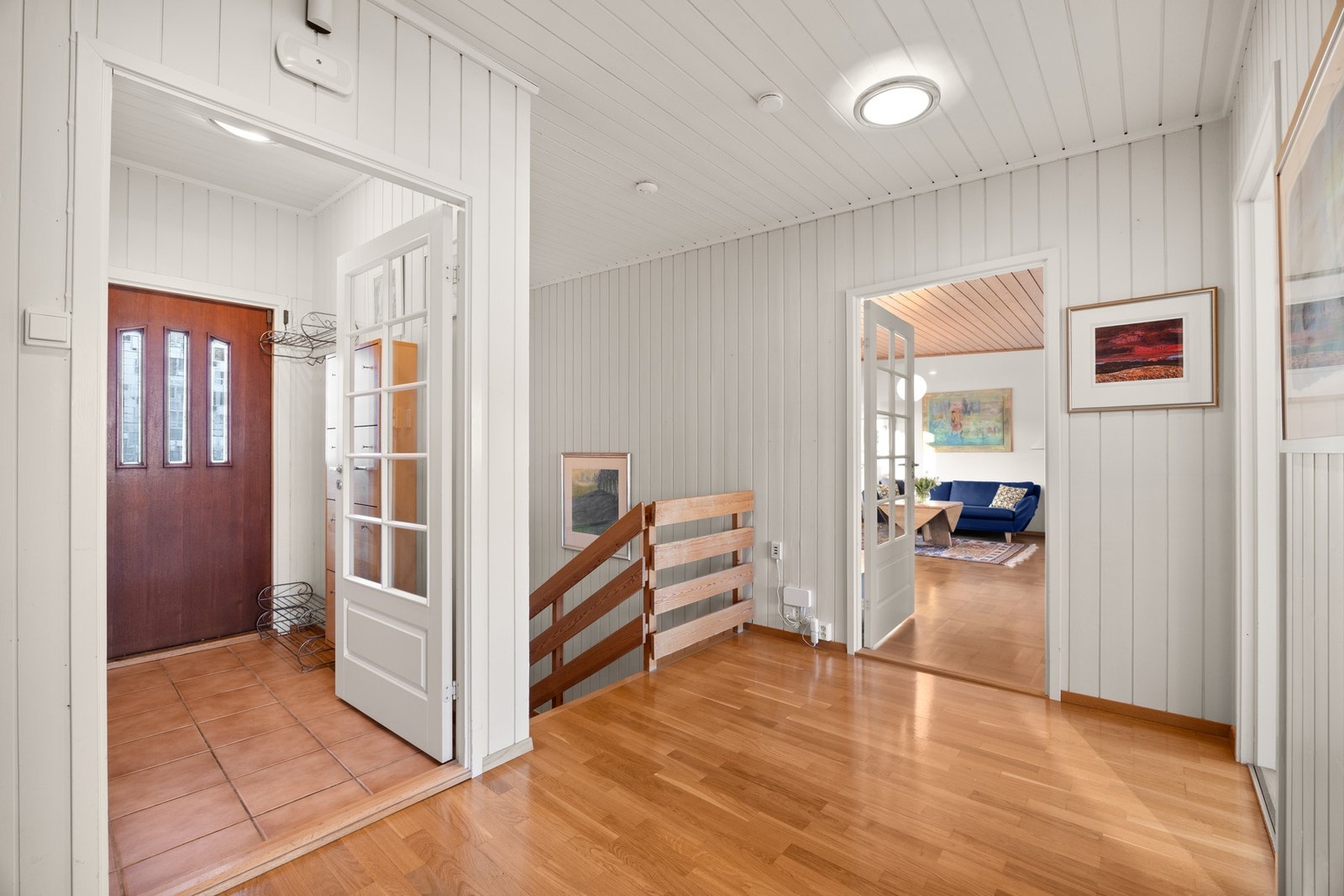 Vel inne blir vi ønsket velkommen i en fin entré med lysmalt panel på veggene og fliser på gulv med gulvvarme. Galleribilde