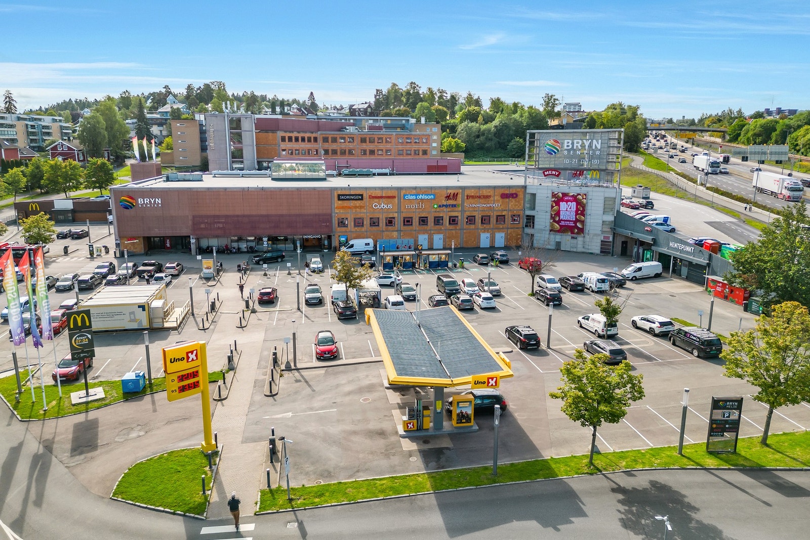 Bryn senter ligger også like i nærheten, og tilbyr det meste man trenger i hverdagen. Ellers ligger også Tveita og Manglerud senter i nærheten. Galleribilde