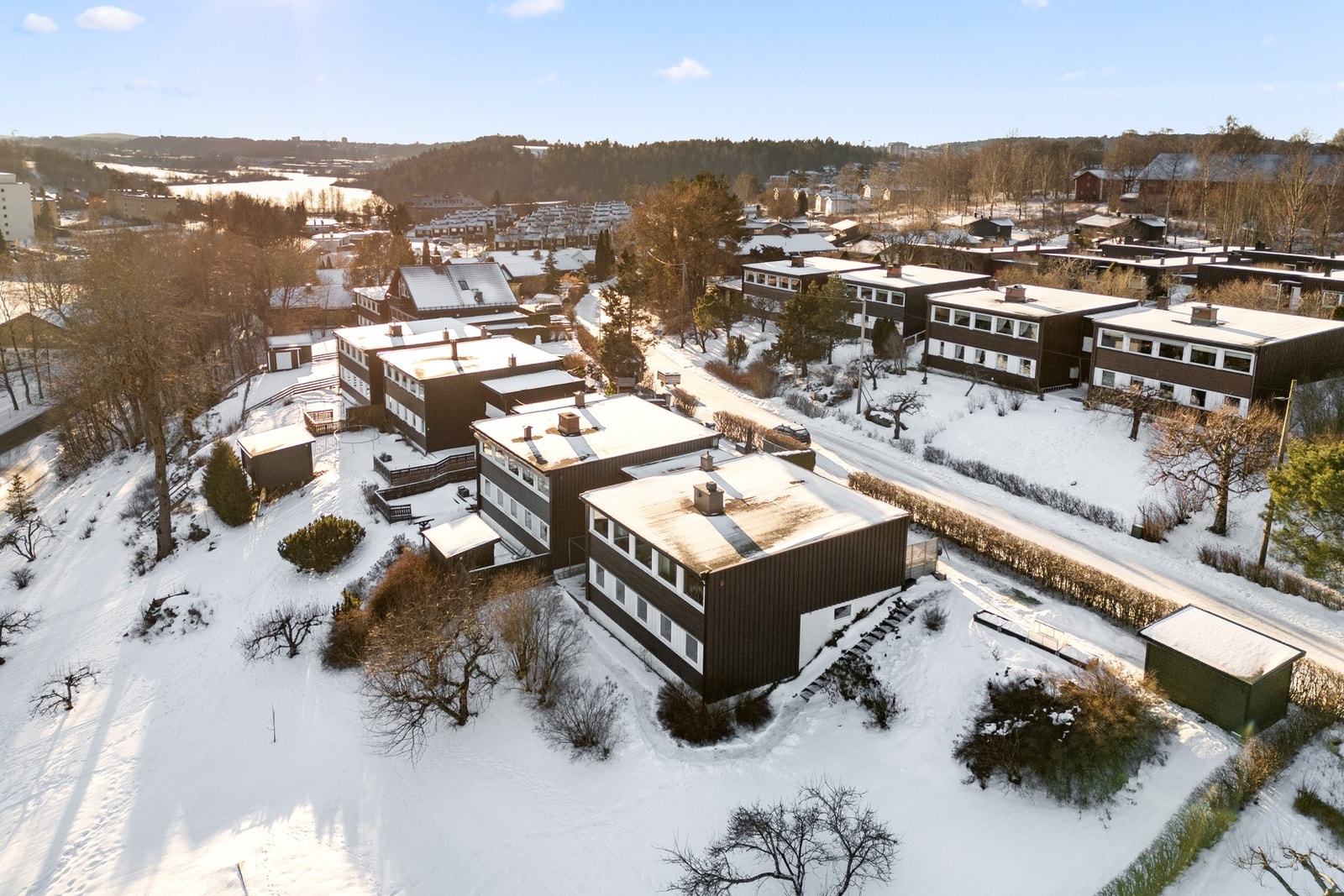 Eiendommen ligger i et skjermet, attraktivt og barnevennlig boligområde. Nærmiljøet er rolig og området er populært med kort skolevei og turmuligheter rett i nærheten. Galleribilde