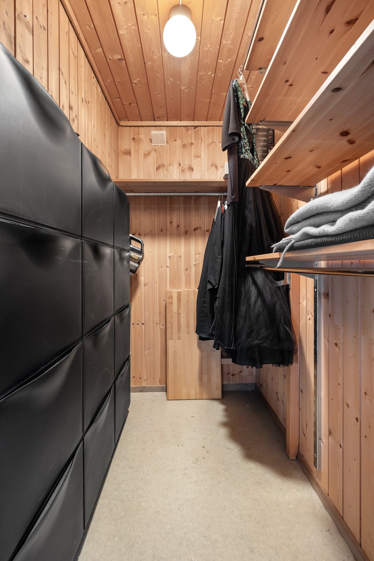 Praktisk bod på ca. 2,6 kvm med adkomst fra gangen. Galleribilde