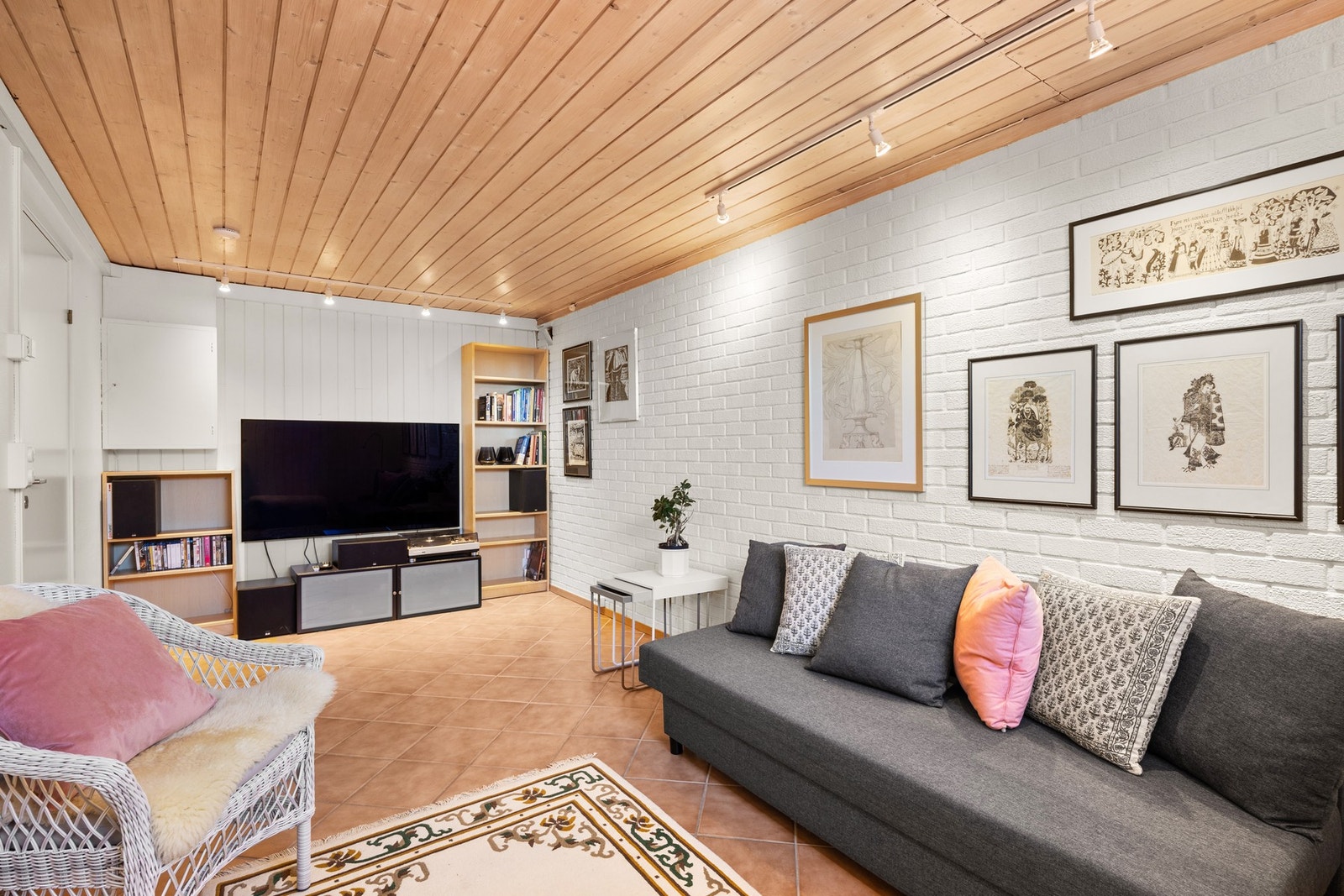 Rommet har elektrisk gulvvarme og det er fin plass til å innrede med sofagruppe, godstoler og tv-/mediastasjon. Galleribilde