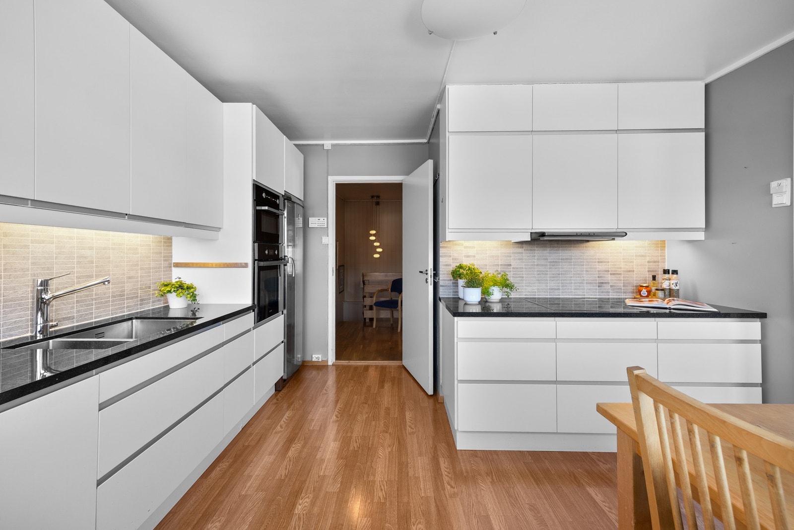 Videre er kjøkkenet utstyrt med integrerte hvitevarer som oppvaskmaskin, mikrobølgeovn, stekeovn og koketopp, samt ventilator, benkestikk og god arbeidsbelysning. Galleribilde