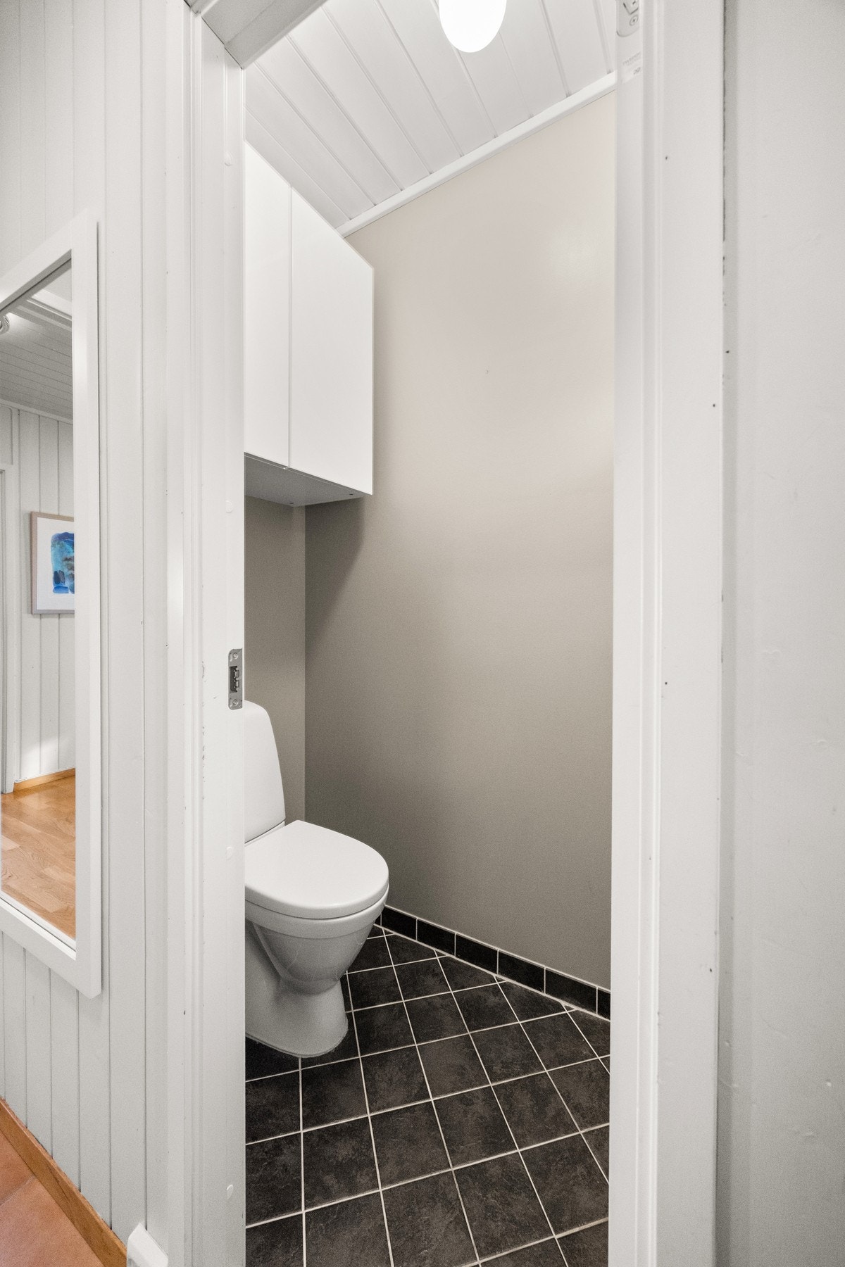 Boligen inneholder et bad, et wc-rom og et vaskerom. I hendig tilknytning til entreen i første etasje er det et pent, separat wc-rom med gulvvarme. Galleribilde