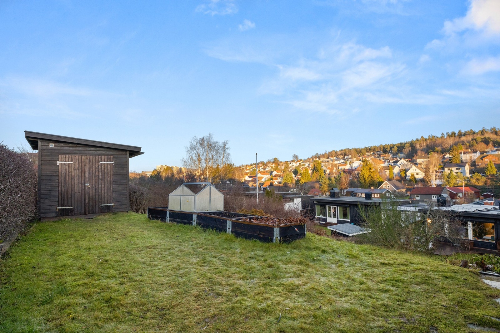 Ekstra lagringsplass i en frittstående, romslig utebod på ca. 8 kvm. Galleribilde