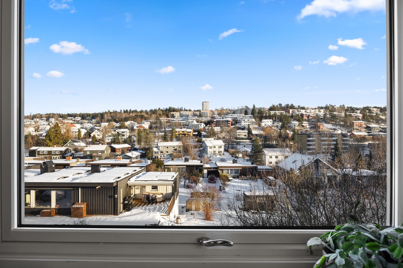 Herlig utsikt fra kjøkkenet i retning Godliaskogen og Østmarka. Galleribilde