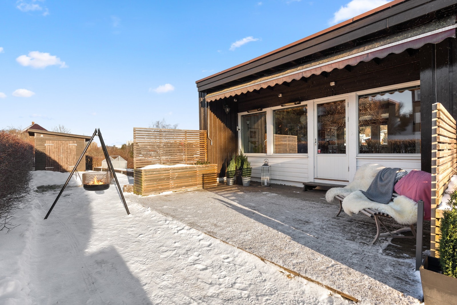 Fra stuen er det utgang til en dels overbygd markterrasse på ca. 25 kvm med svært gode solforhold. Galleribilde