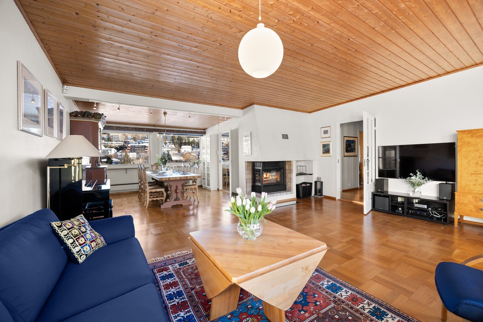 Stuen er stor og luftig, og rommet får godt med naturlig lysinnslipp fra store vindusflater. Det er god takhøyde i stuen med ca. 2.75 meter på det høyeste (skråtak). Galleribilde