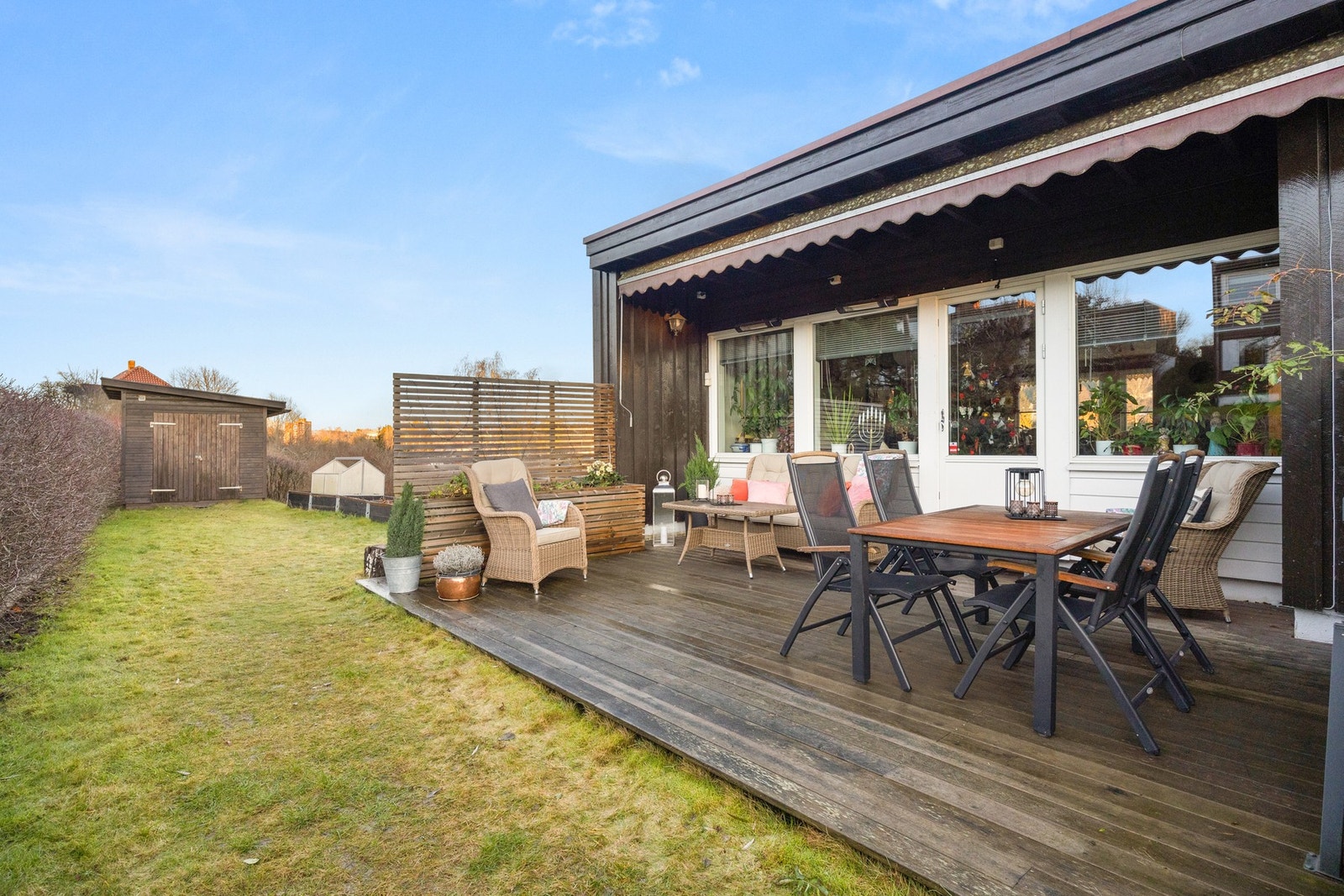 Tomten er pent opparbeidet med gressplen, prydbusker, hekk og steinbelagt gårdsplass. I hagen er det en frittstående, romslig utebod på ca. 8 kvm. Galleribilde