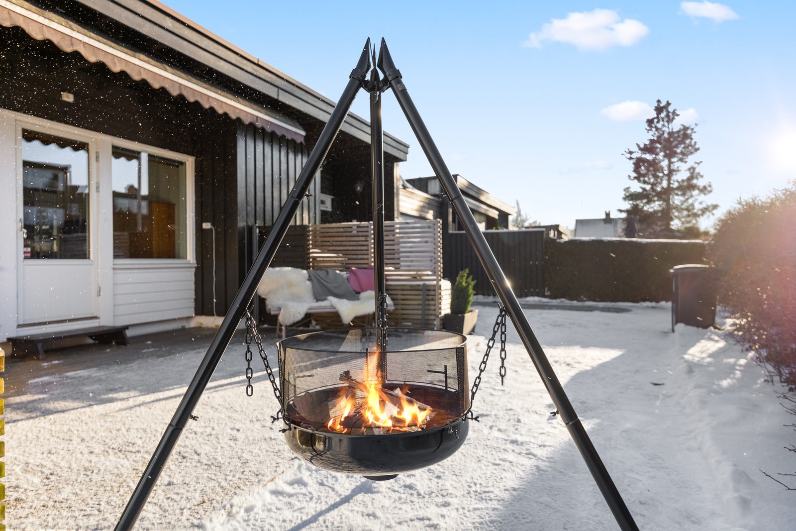 Her er det god plass til grill og ønsket utemøblement, og høye levegger i tre sørger for lune forhold. Galleribilde