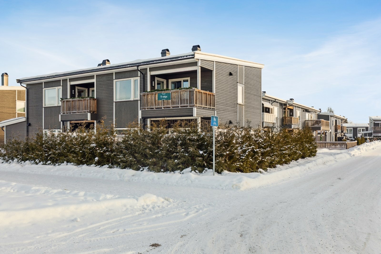 Beliggenheten er barnevennlig i et hyggelig nabolag med kort gangavstand til barnehage, barneskole og kollektivtilbud. Galleribilde
