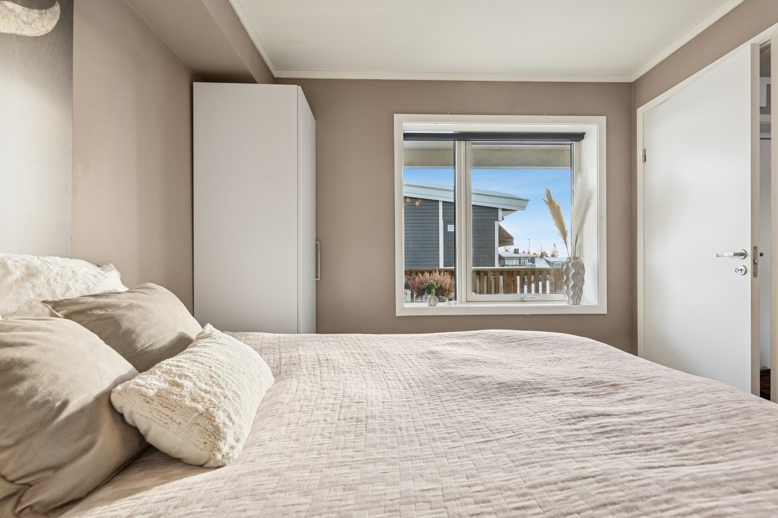 Soverom 1 med flere frittstående garderobeskap. Galleribilde