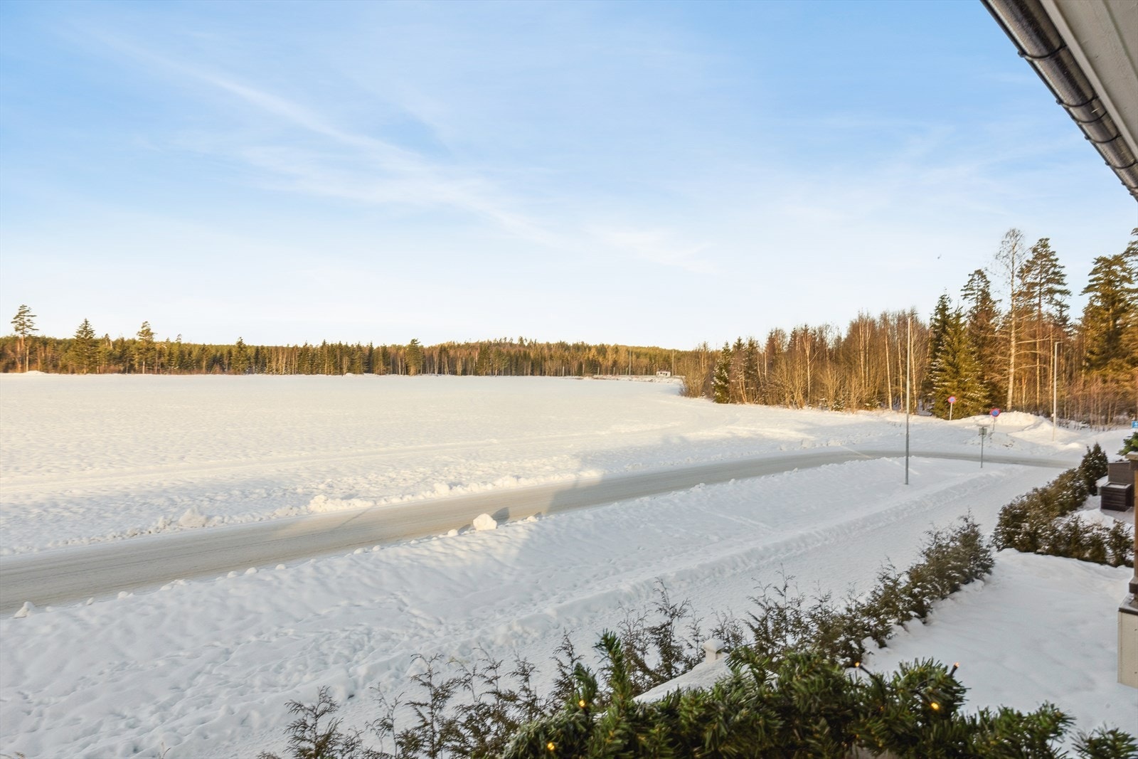 Naturen starter rett utenfor hjemmet med skiløype rett utenfor døren, som gjør at du kan spenne på deg skiene og nyte det vakre vinterlandskapet. Galleribilde