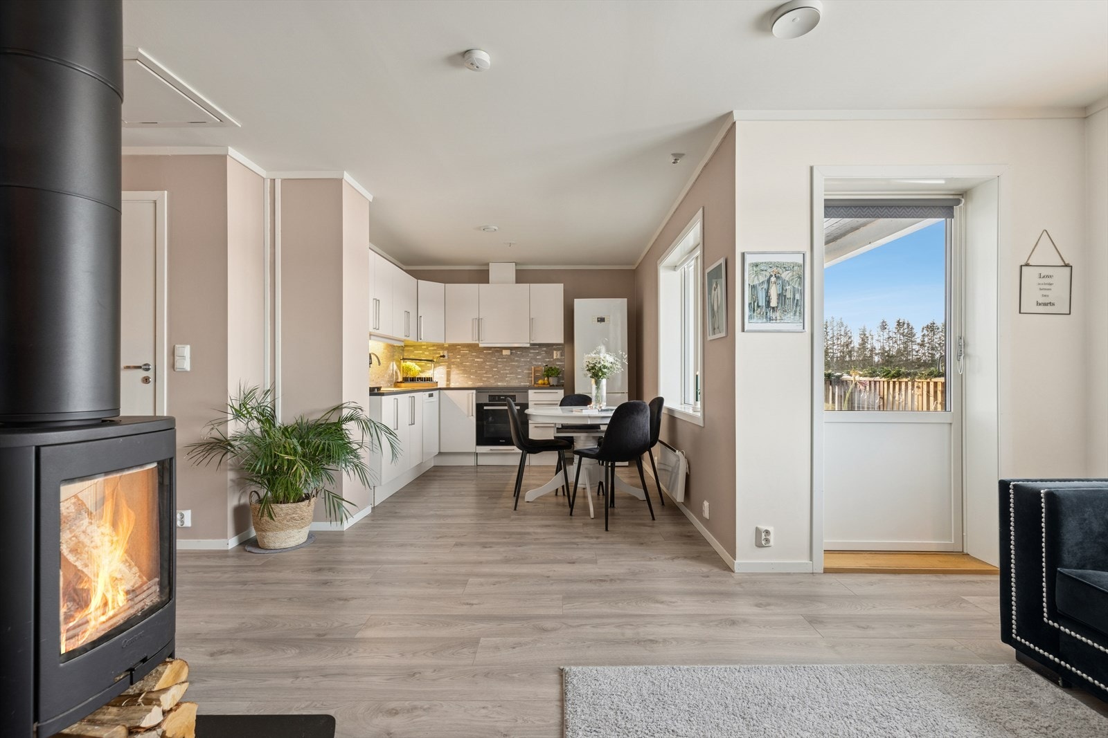 I stuen er det en flott vedovn. Det er brukt ca 13 000kwh i strøm årlig. Galleribilde