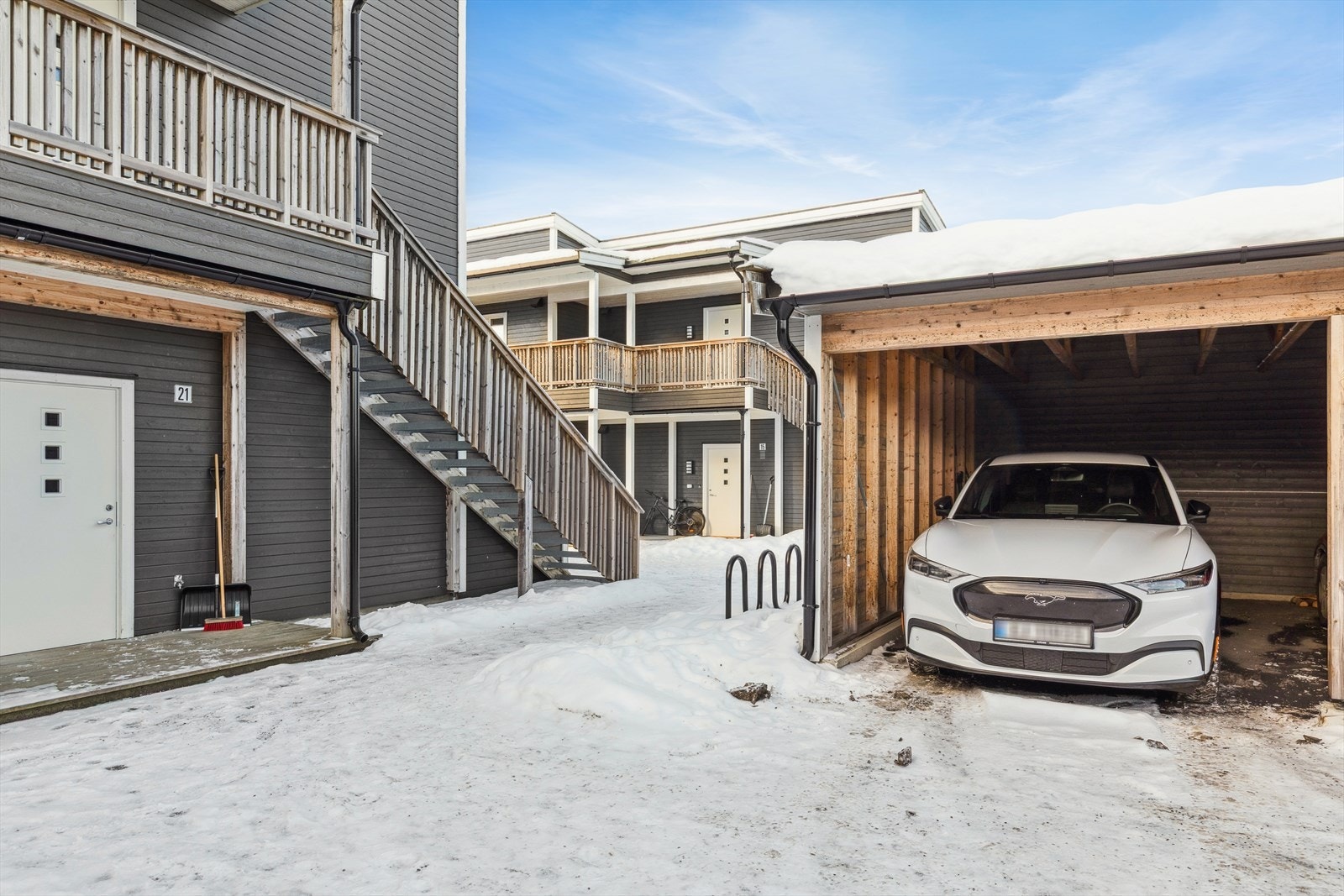 Med boligen følger en oppstillingsplass for bil i carport i rekke. Det er lagt til rette for tilkobling av ladestasjon for elbil i samtlige carporter av type smartlader med laststyringsfunksjon (ikke hurtiglader). Galleribilde