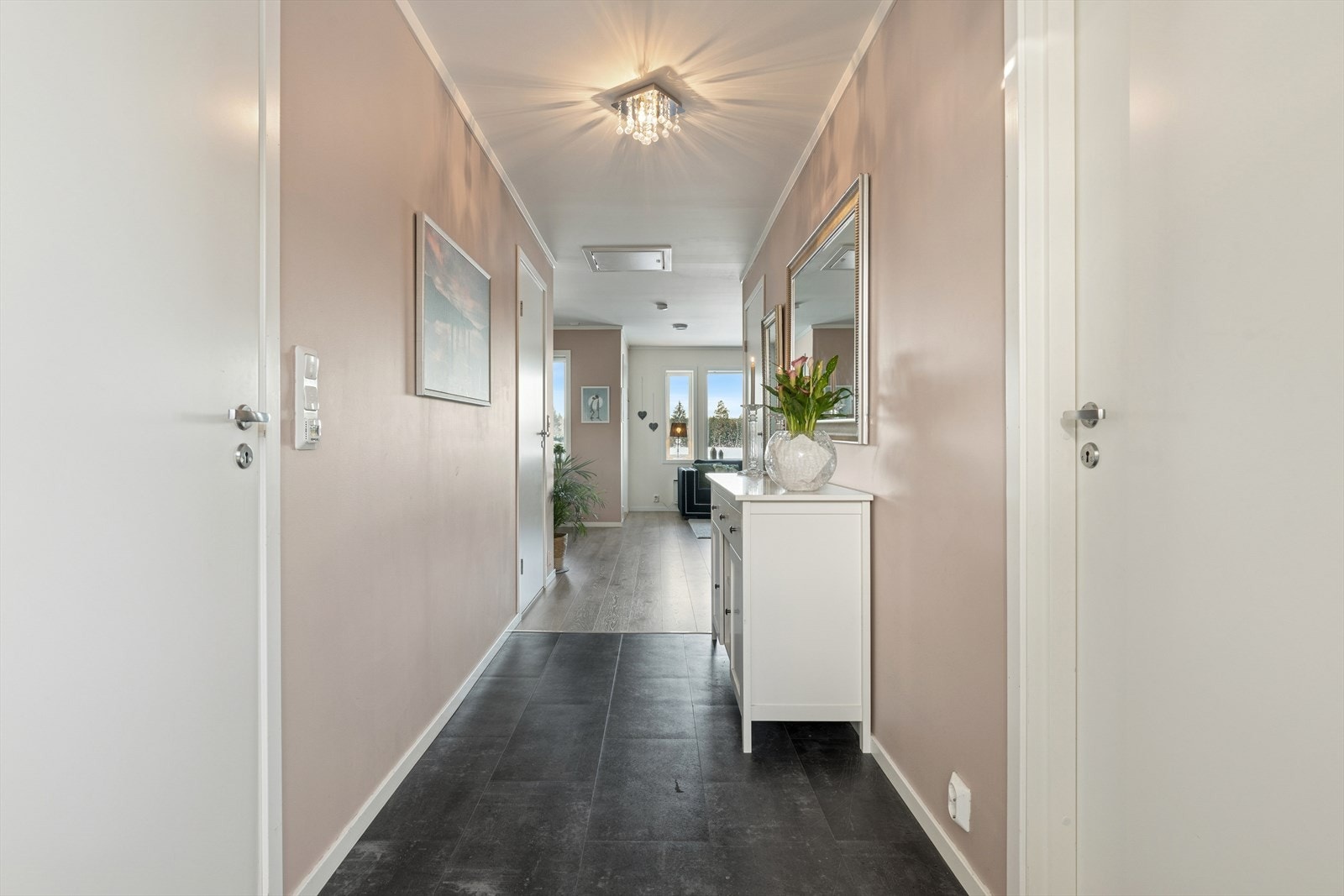 Innbydende gang med god plass til oppbevaring av yttertøy og sko. Rommet gir et ryddig førsteinntrykk og har praktisk adkomst til boligens øvrige rom. Galleribilde