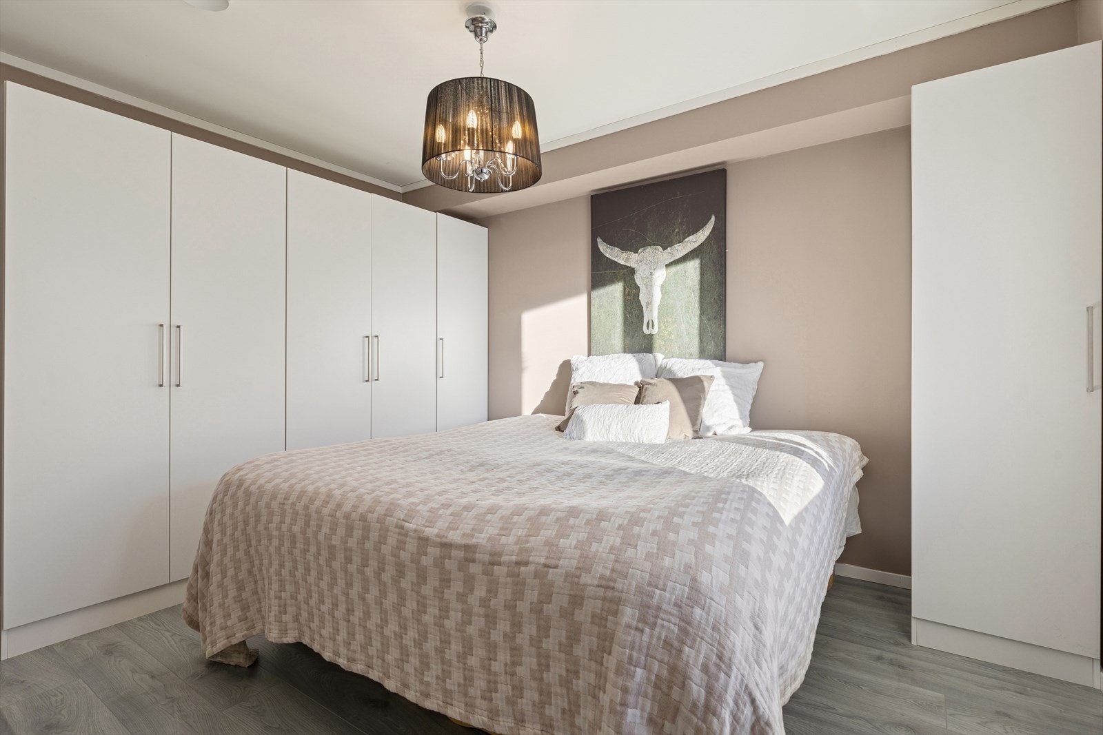 Boligen inneholder to gode soverom i delikate farger. Galleribilde