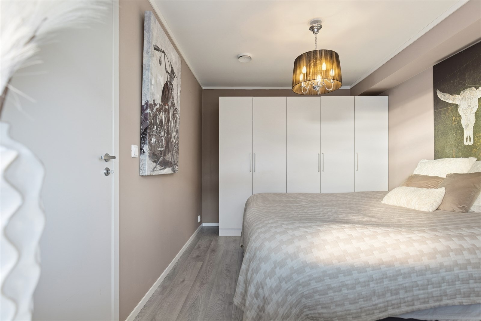 Begge rom med plass til seng og tilhørende møblement. Galleribilde