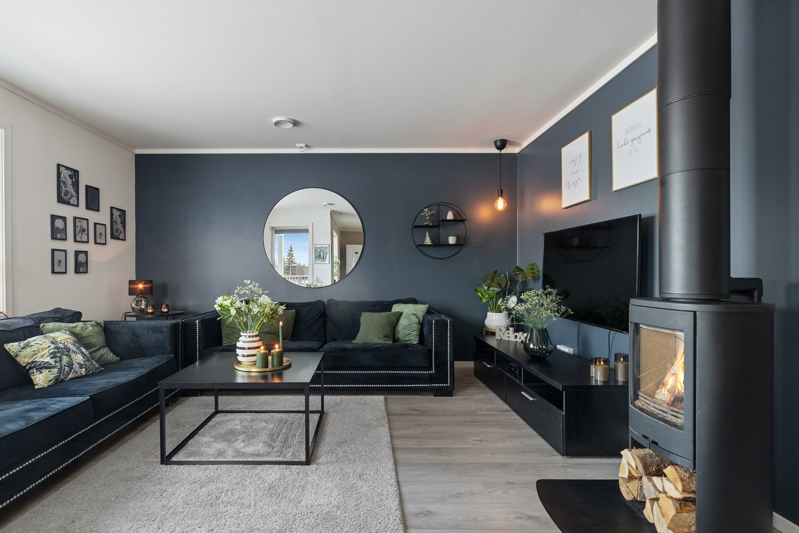 Boligens stue er et hyggelig samlingspunkt med gode møbleringsmuligheter. Galleribilde