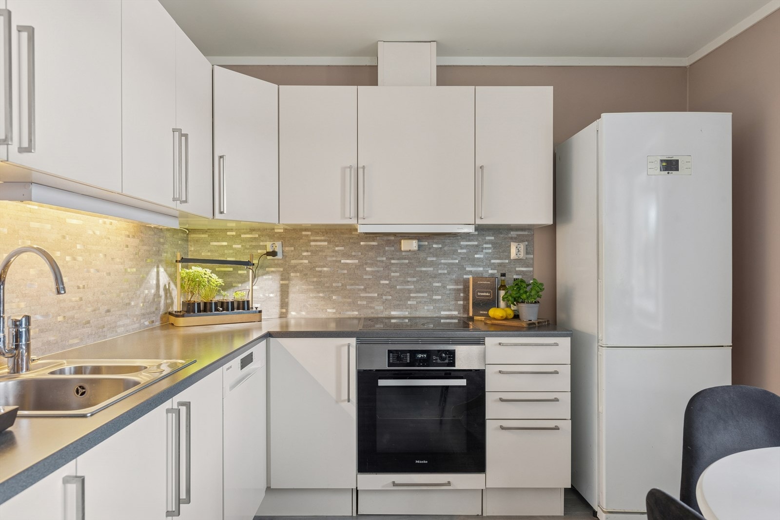 Av hvitevarer finnes det integrert koketopp og stekeovn, samt opplegg for oppvaskmaskin. Vedr. hvitevarer se pkt. "løsøre og tilbehør" i salgsoppgaven. Galleribilde