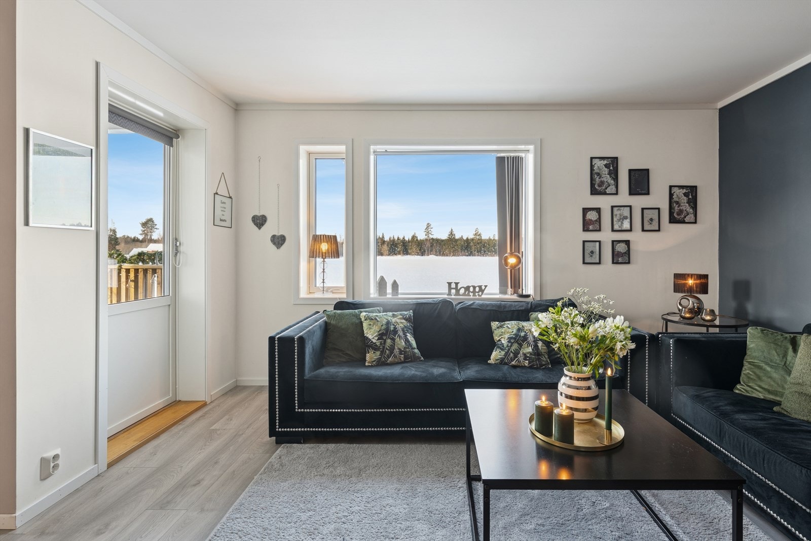 Fra stuen er det direkte utgang til den solrike balkongen med landlig utsikt. Galleribilde