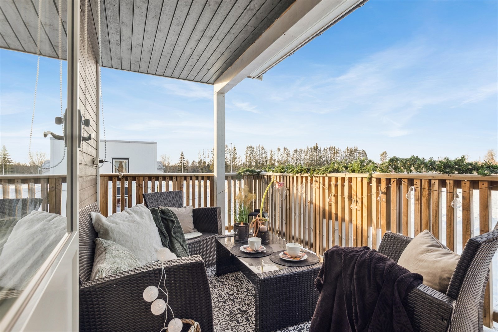 Koselig balkong med god plass til utemøbler og grill. Galleribilde