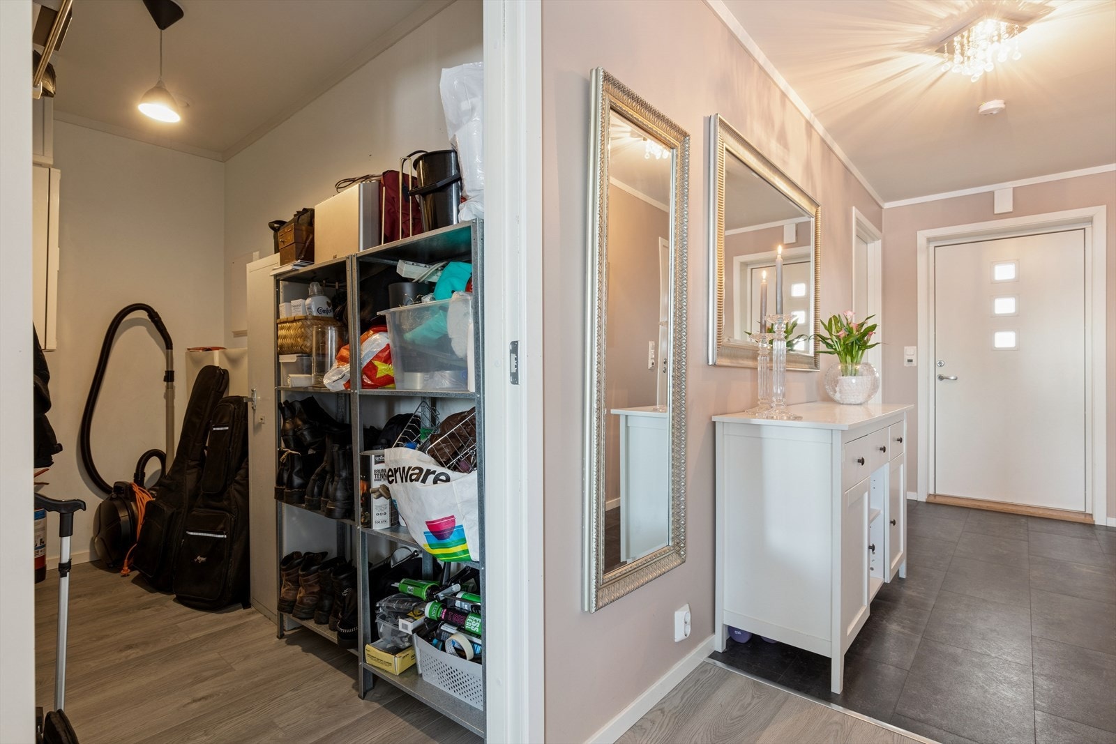 Praktisk oppbevaringsmuligheter i innvendig bod , videre disoneres det i tillegg en utvendig bod på 5 m2. Galleribilde