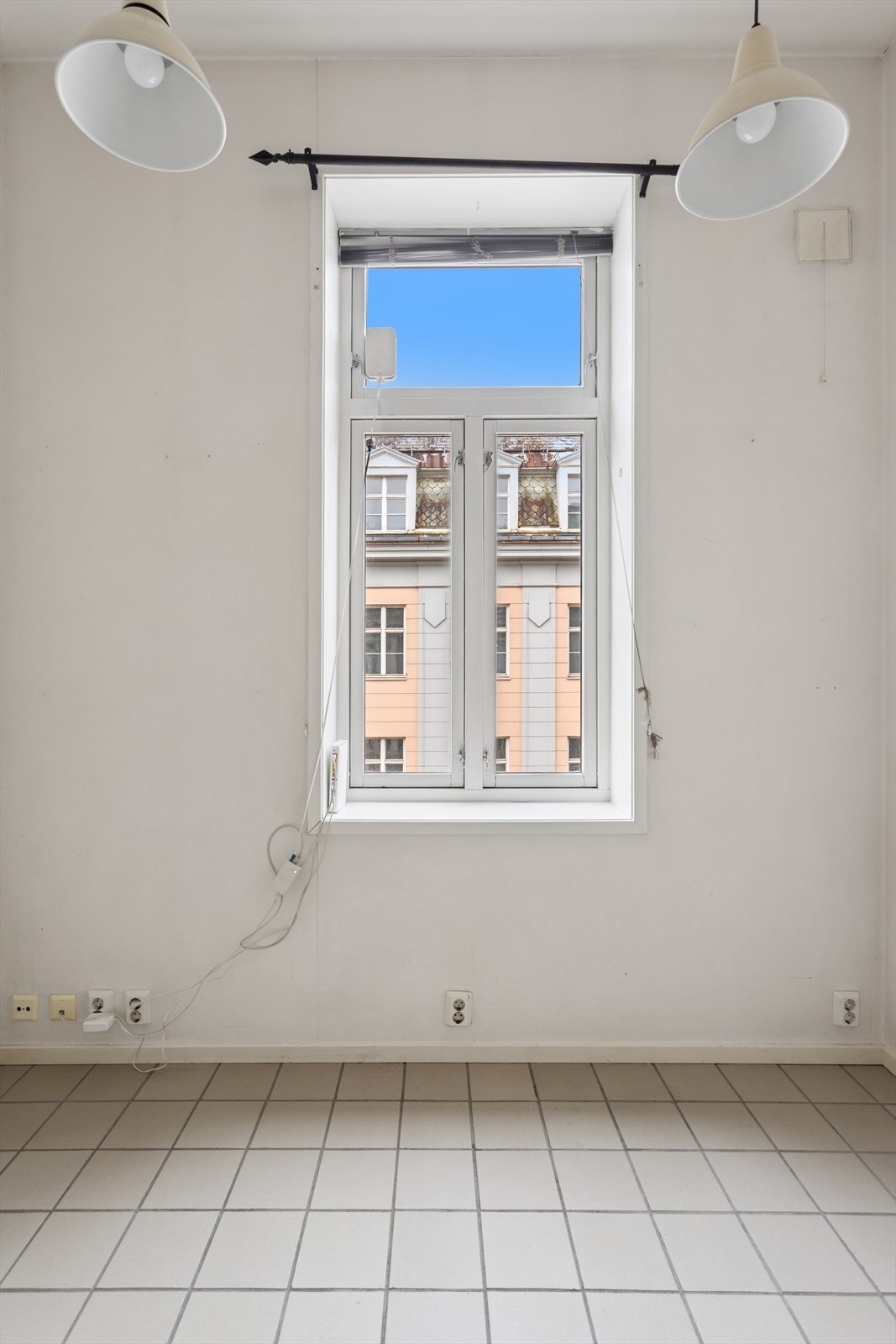 Boligen er preget av alder og trenger oppussing. Galleribilde