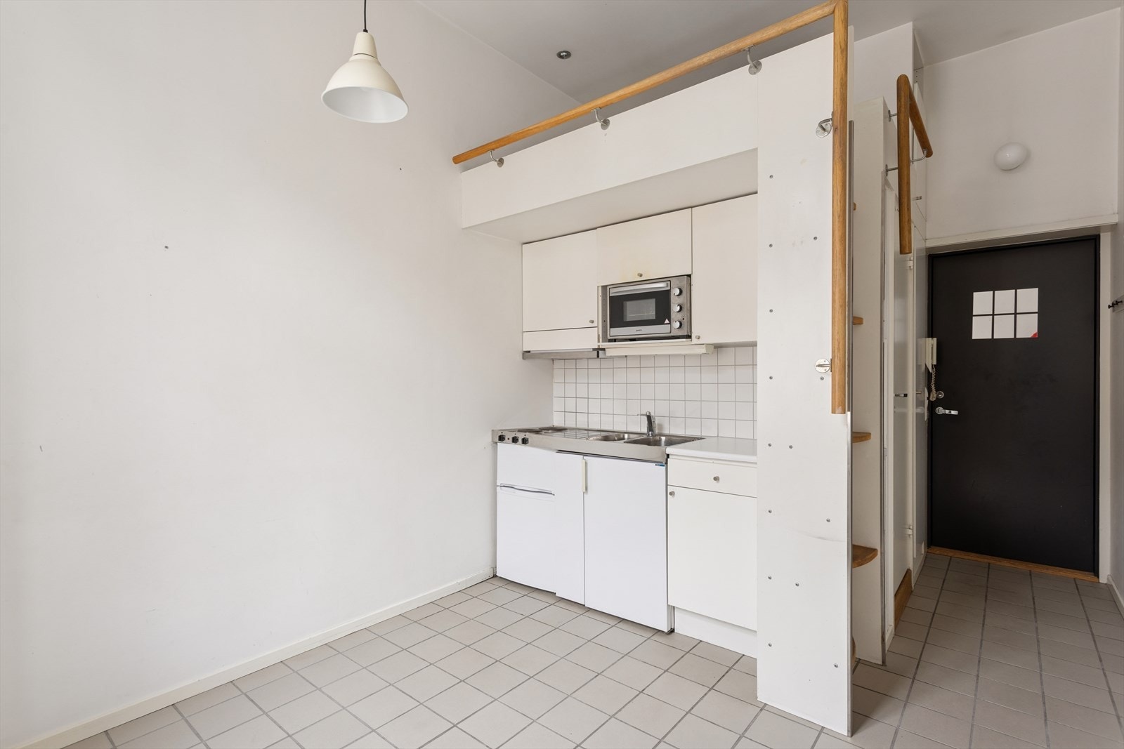 Stuen har en markant takhøyde og et stort vindu som gir godt med lys. Galleribilde