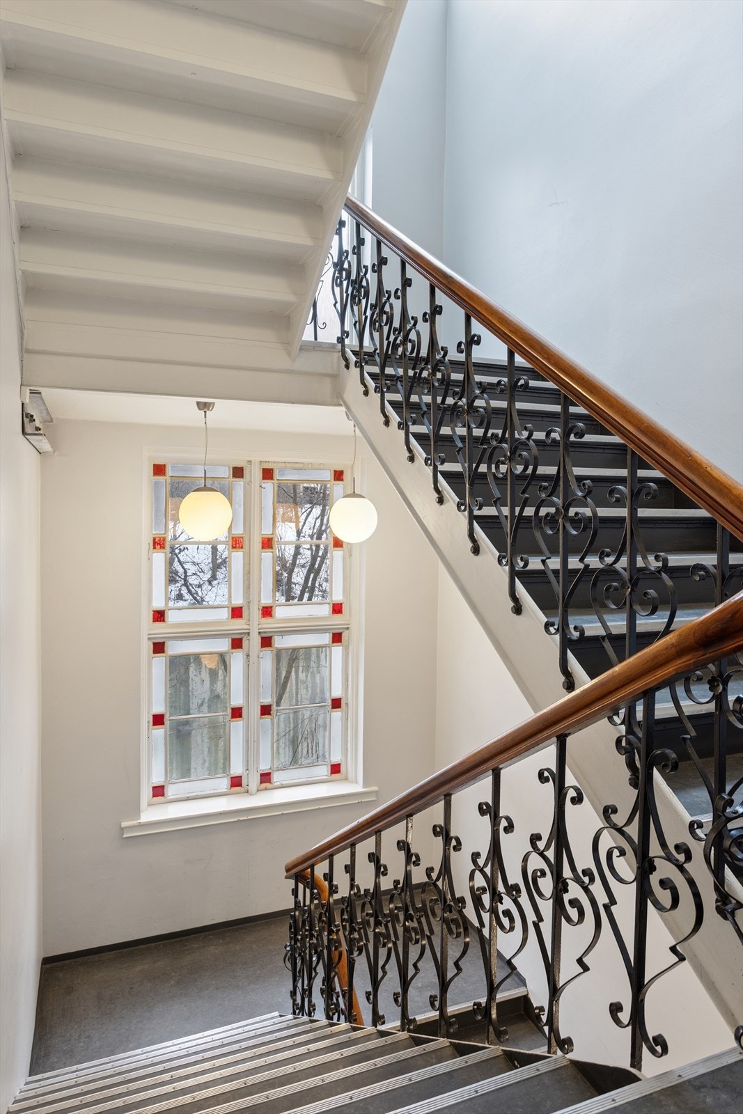 Bygården fra 1802 har en karakteristisk trappeoppgang med støpejernsrekkverk. Galleribilde