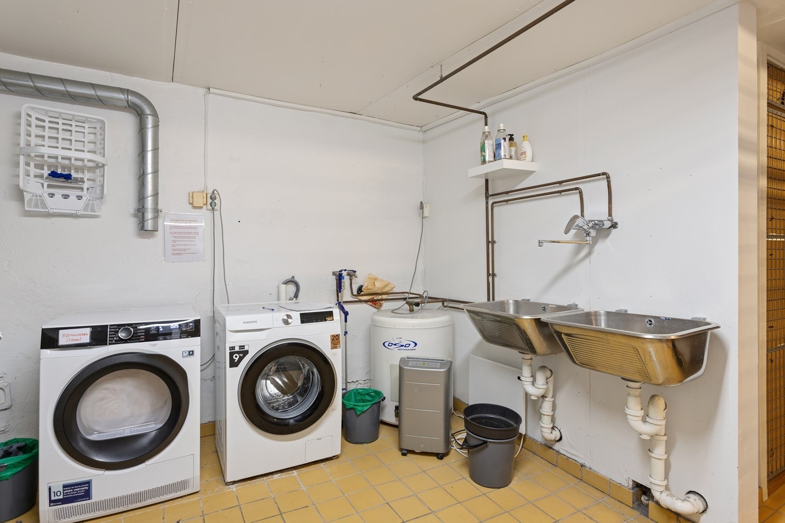 Borettslaget har et praktisk fellesvaskeri i kjelleren tilgjengelig for beboerne. Bruk av felles vaskerom er oppgitt til å være på kr 125,- per måned. Galleribilde