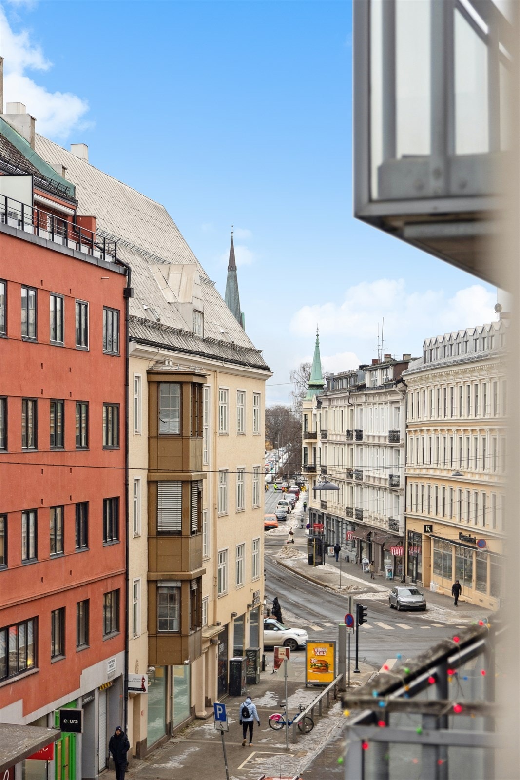 Her finner du populære handlegater, kaféer, uteliv, samt god offentlig kommunikasjon med både buss, trikk og T-bane. Galleribilde