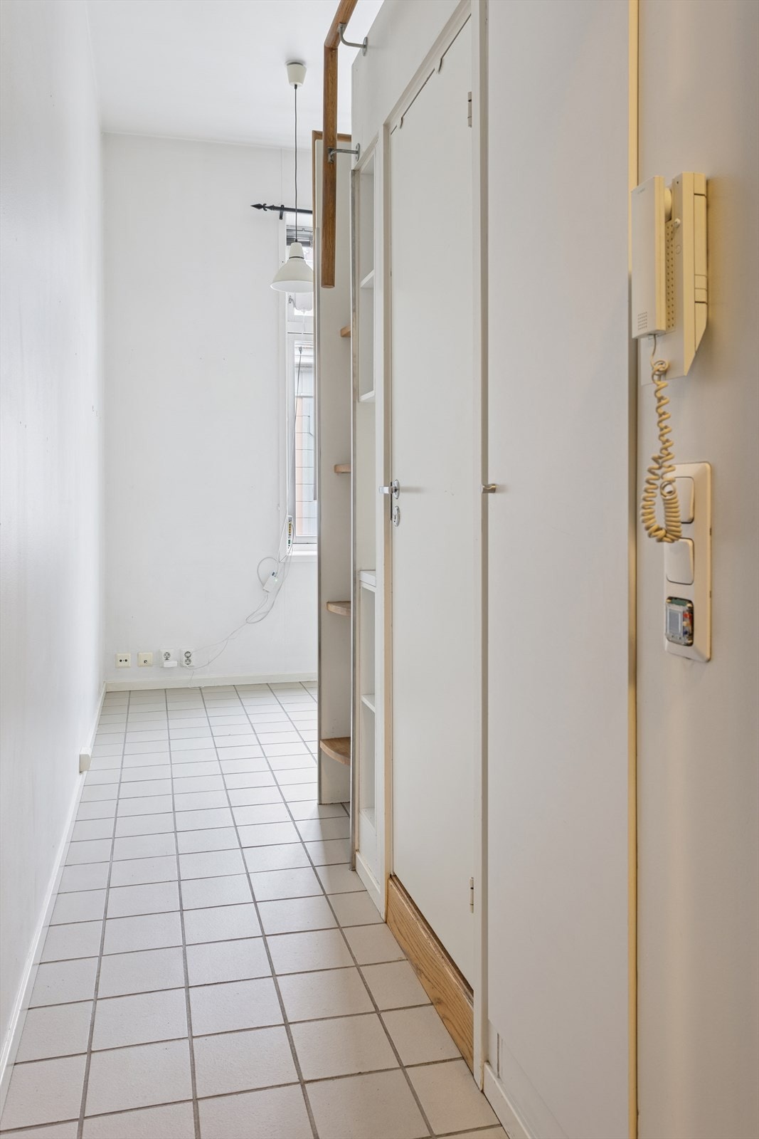 Gjennomgående flislagt gulv med gulvvarme gir jevn og behagelig komfort. Galleribilde