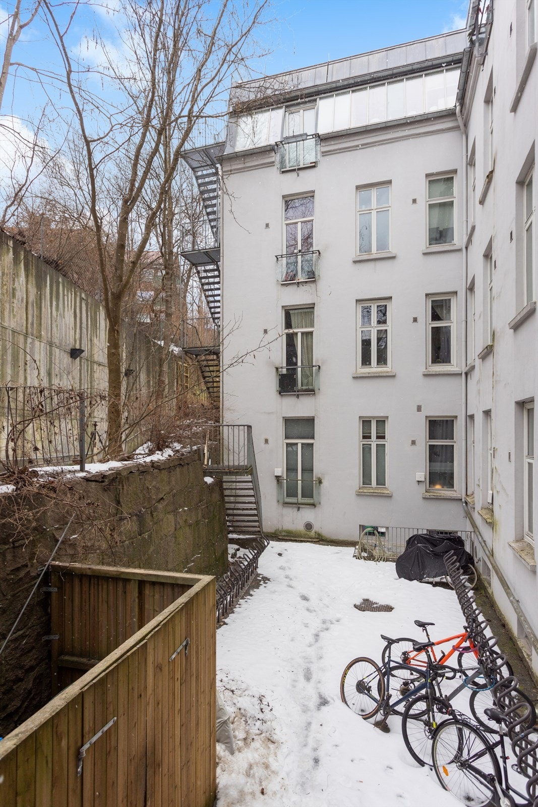 I bakgården er det sykkelparkering for beboerne. Galleribilde