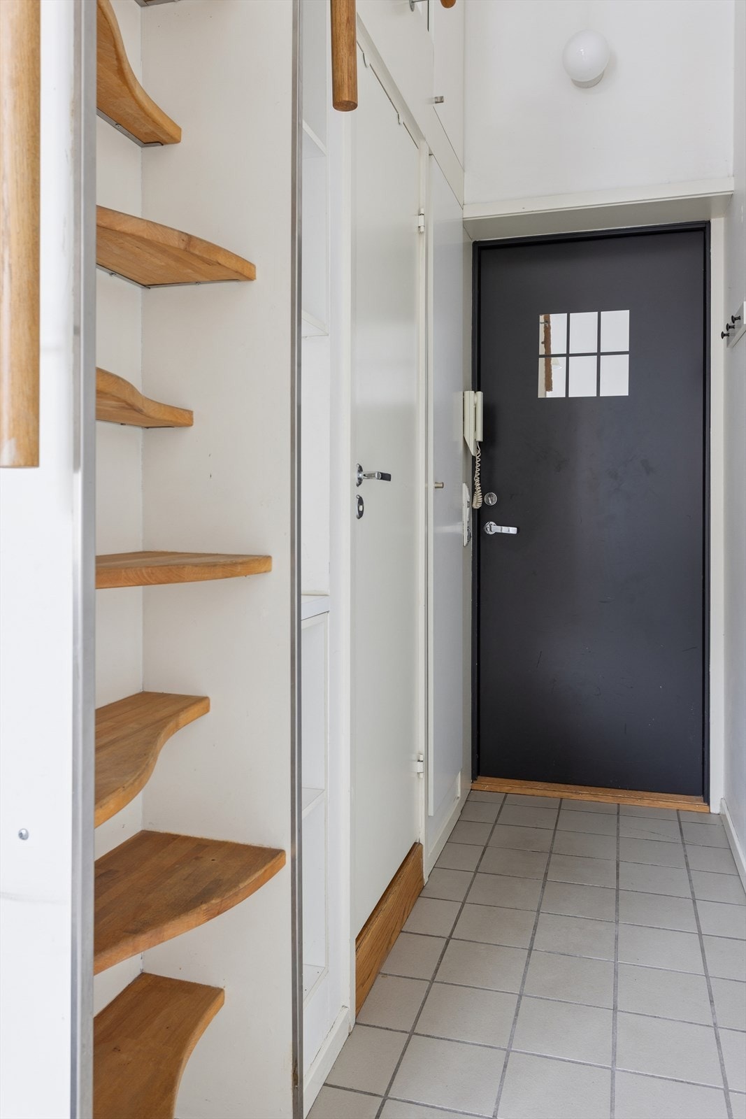 Fra hovedrommet fører en stige opp til en hems over badet, en smart løsning som maksimerer utnyttelsen av plassen. Galleribilde