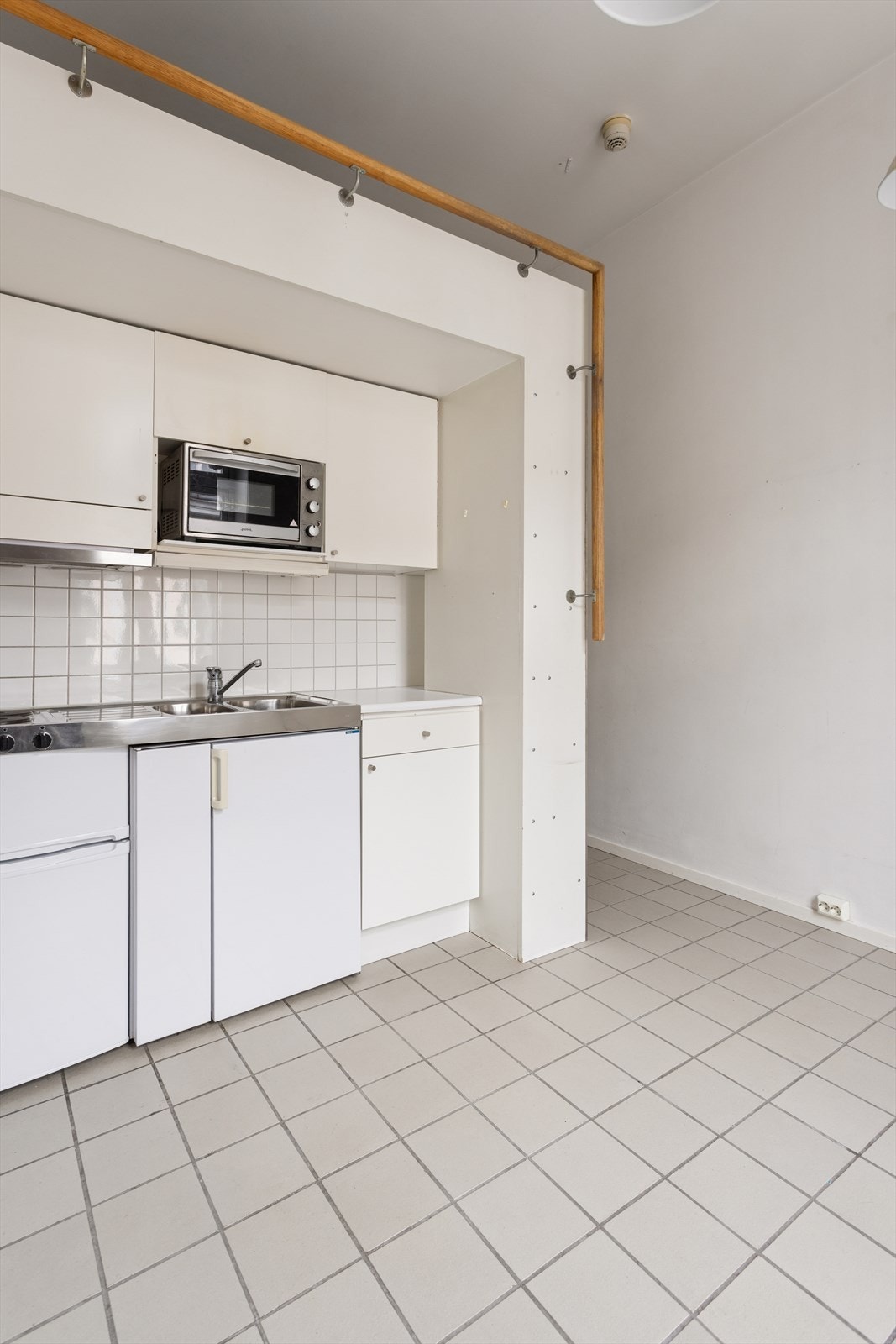 Kjøkkenet er utstyrt med integrert platetopp, kombiskap og stekeovn. Galleribilde