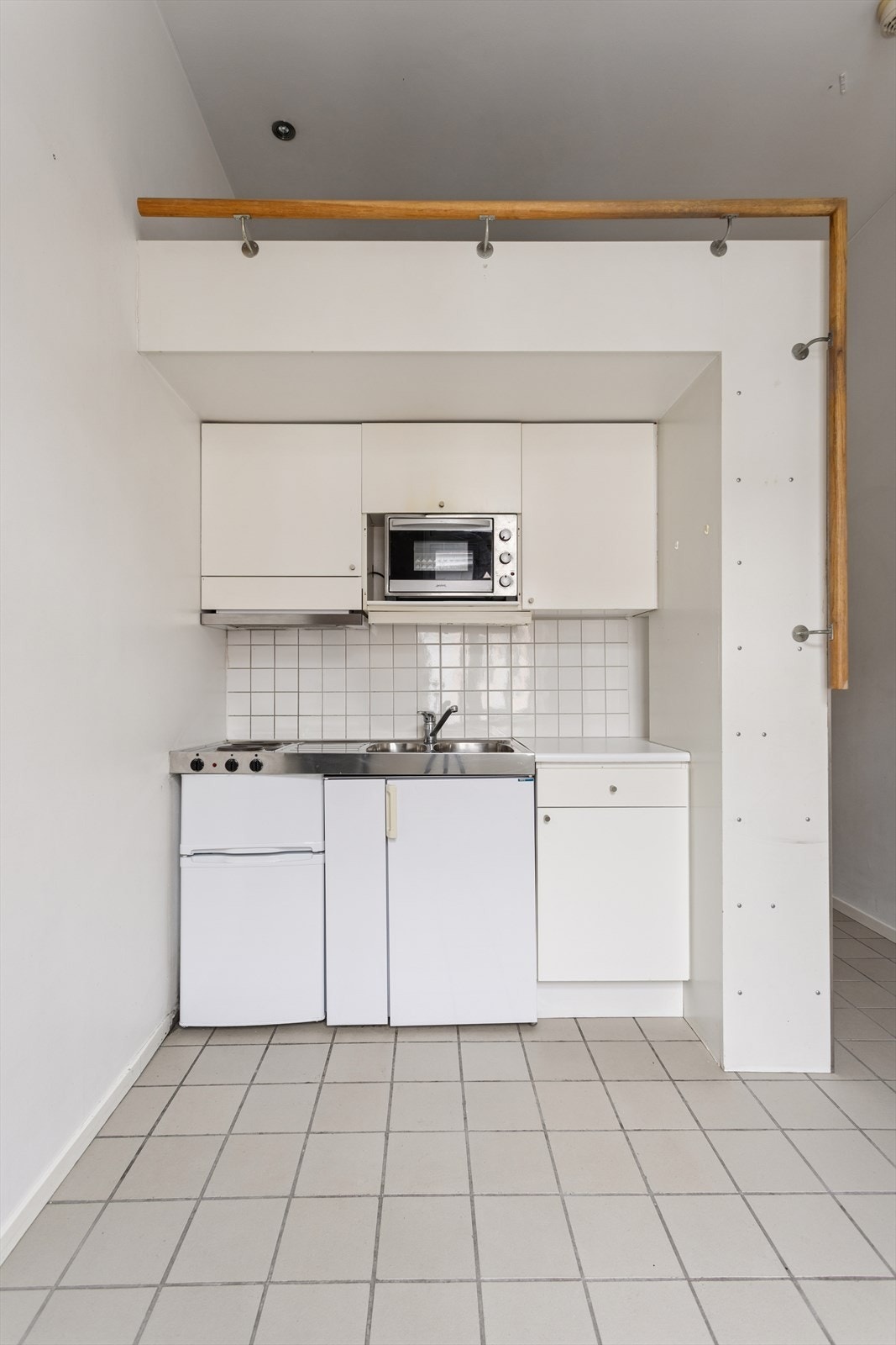 Boligen har en åpen løsning som forener entré, stue og kjøkken på en sømløs måte. Galleribilde