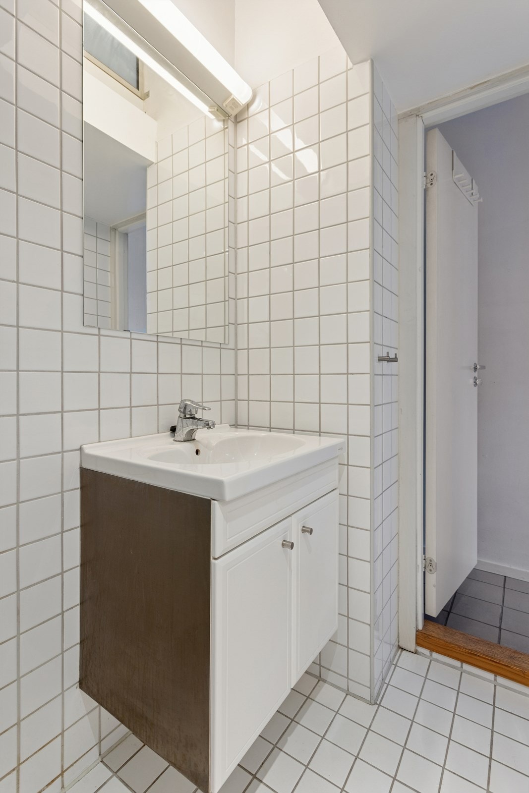 Baderomsinnredningen består av servant på underskap, speil og toalettskap. Galleribilde