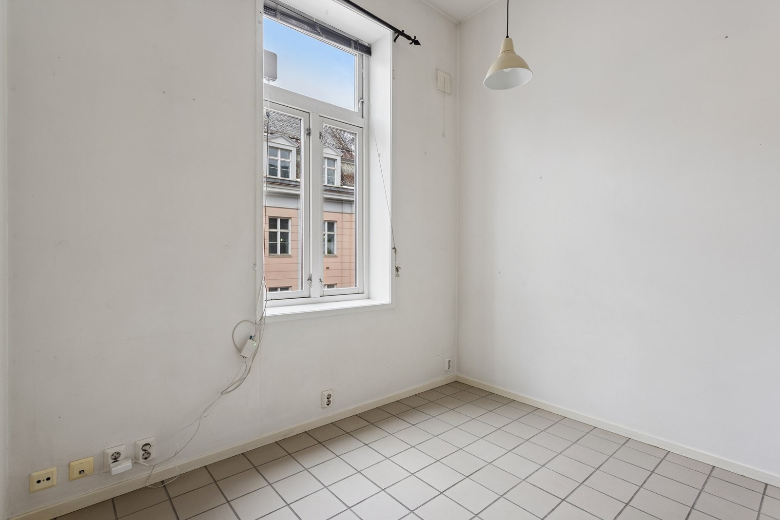 Leiligheten utmerker seg med en imponerende takhøyde på hele 3,27 meter i stuen, noe som gir en svært luftig og romslig følelse. Galleribilde