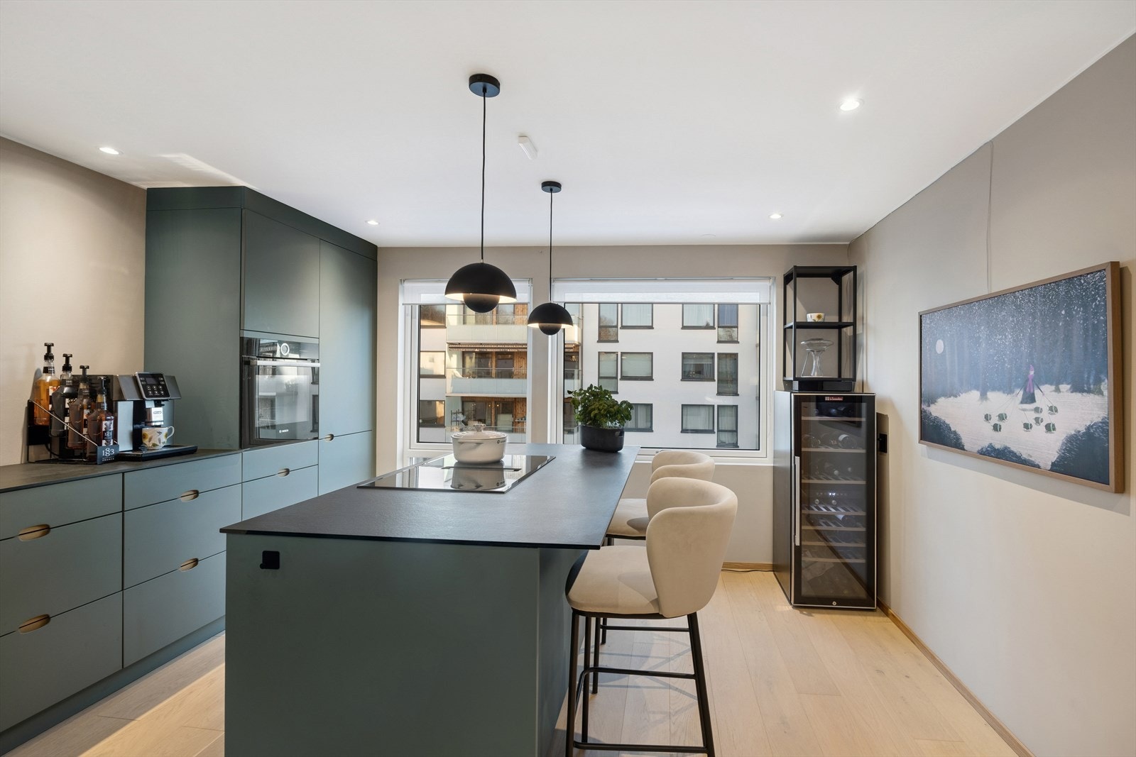 Praktisk kjøkkenøy med platetopp og integrert ventilator, som bidrar til en funksjonell og stilren kjøkkenløsning Galleribilde