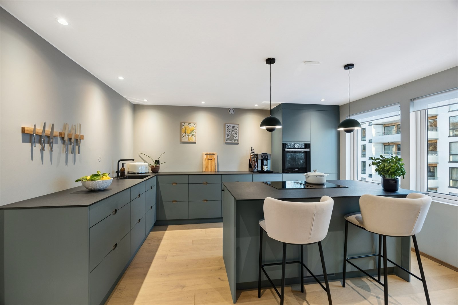 Kjøkken fra 2021, levert av KVIK Galleribilde