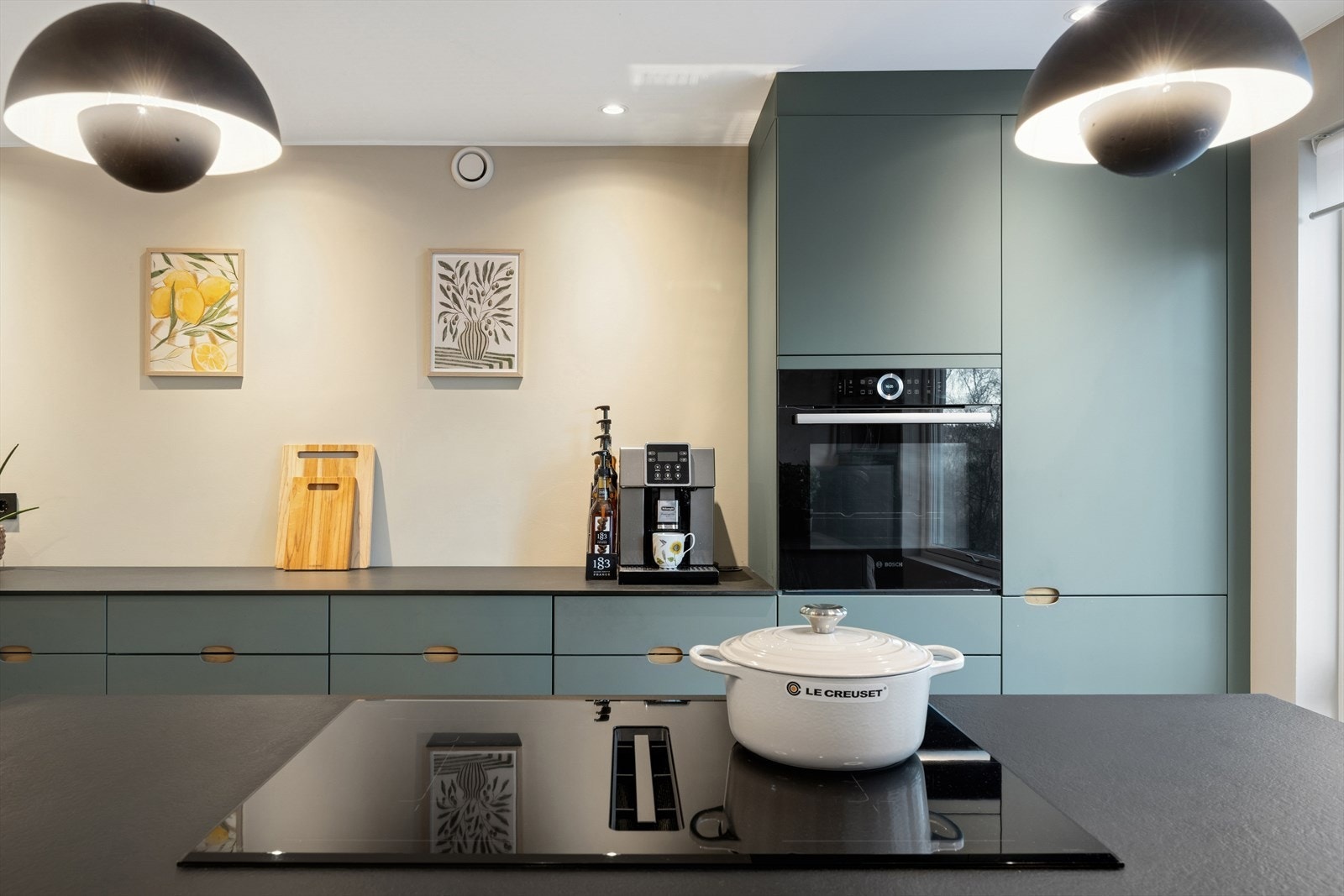 Integrert platetopp, stekeovn, kjøleskap/fryser og oppvaskmaskin Galleribilde