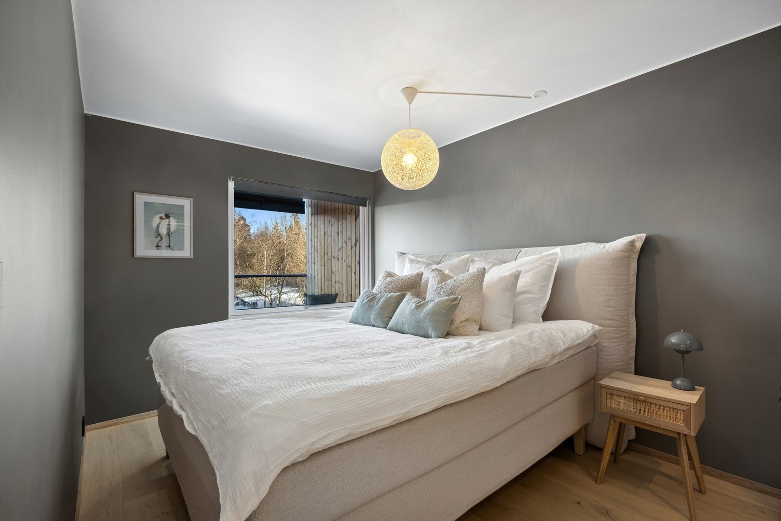 Hovedsoverommet er av god størrelse, med plass til dobbeltseng og tilhørende møblement Galleribilde