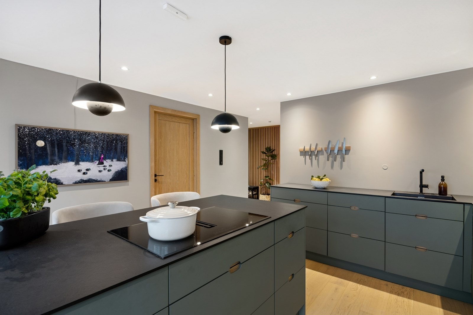 Rikelig med skap og benkeplass samt gode arbeidsflater Galleribilde