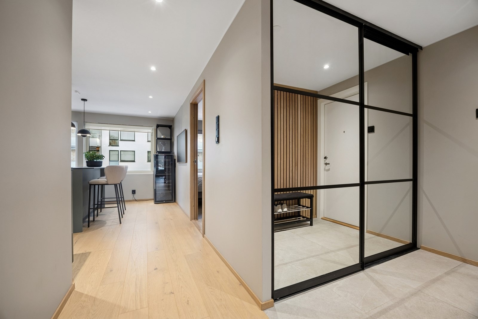 Lagringsplassen er sikret med stor skyvedørsgarderobe med speilfronter Galleribilde